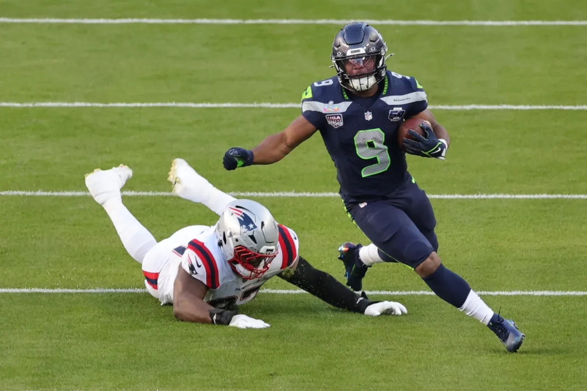 Seahawks running back Kenneth Walker lll makes explosive run off the edge